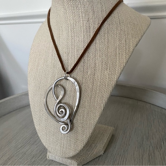 Premier Designs Treble Clef/Heart pendant w/2 Faux suede cord necklaces like new - Picture 5 of 9